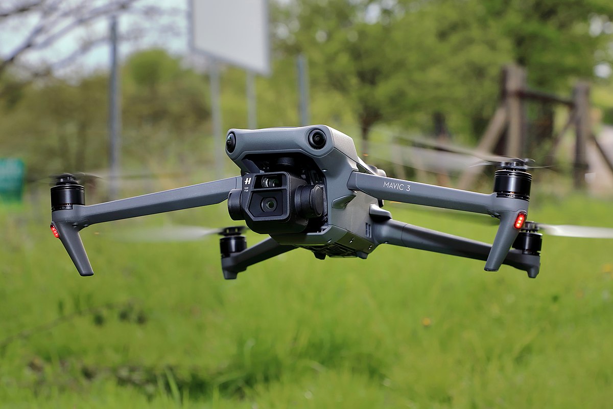 DJI Mavic 3 em operação — mercado de drones em expansão