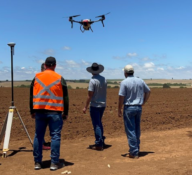 Treino prático com drone agrícola no campo